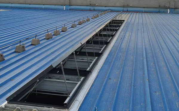 某城市大型商业综合体中庭图木舒克排烟窗工程