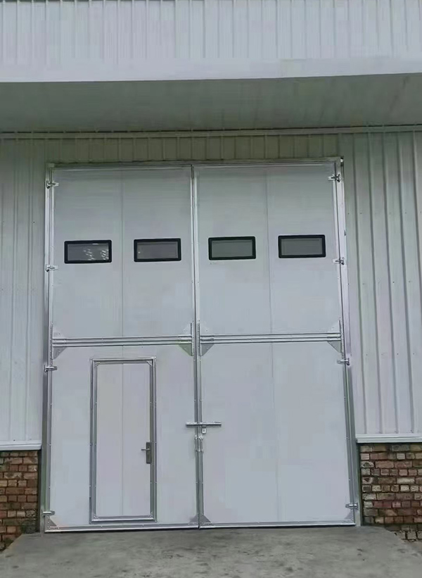 图木舒克工业门在设备装配车间出入口的实施记录